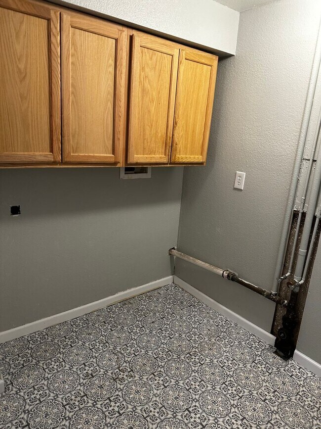 Building Photo - READY NOW!! Fantastic 4-bedroom,2 bath 1 car garage!