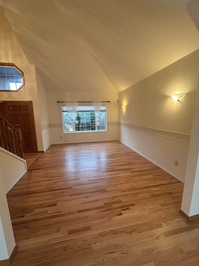 Building Photo - 4 Bed 3 Bath Fully Fenced Kenmore Home