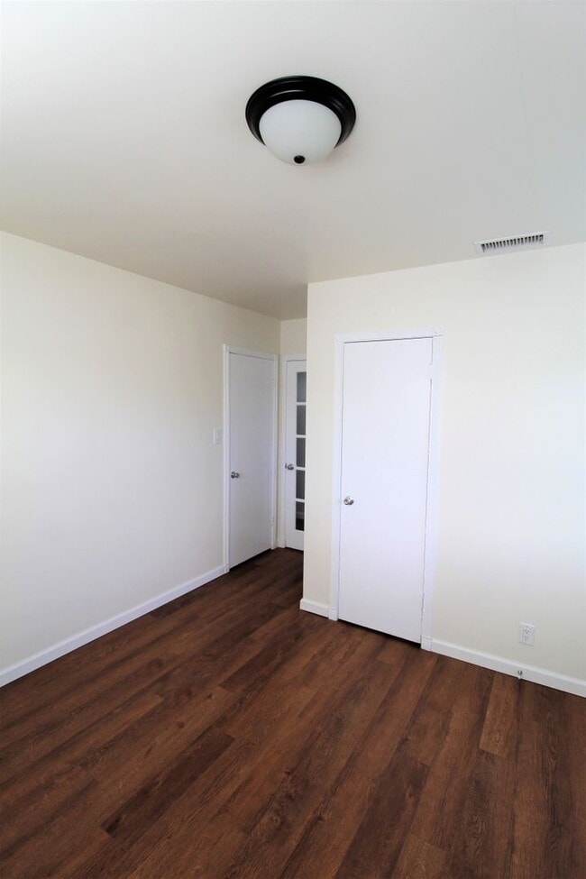 Building Photo - Quaint Midtown Ventura Home