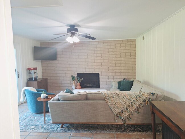 Building Photo - Magnificent Four Bedroom Home - Minutes Aw...