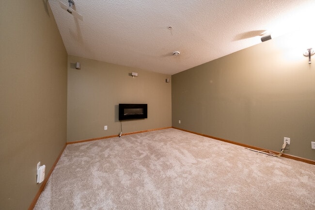 Building Photo - 6988 S Park Dr