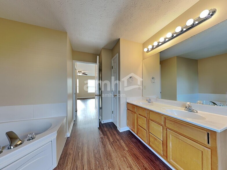 Building Photo - 5671 Longbow Dr