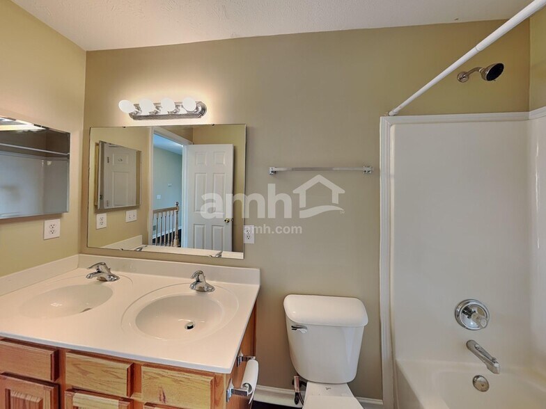 Building Photo - 6702 Meadow View Ct