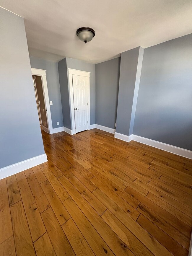 Building Photo - NEW Lower Price & AVAILABLE NOW  *  NUEVO PRECIO Más Bajo y DISPONIBLE AHORA!