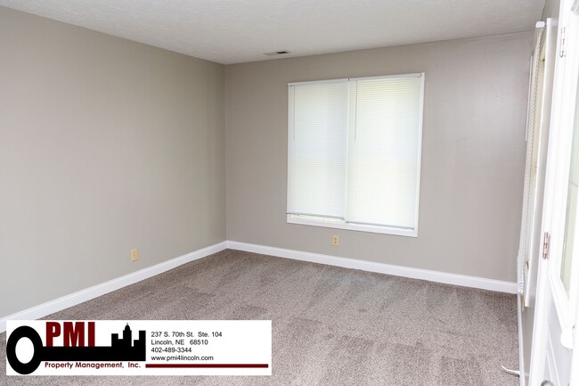 Building Photo - 3 Bedroom and 1.5 bathroom Duplex for rent