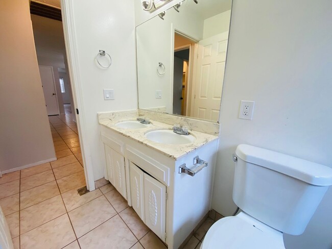 Building Photo - $2,100 Charming 3 Bedroom Home With 2 Livi...