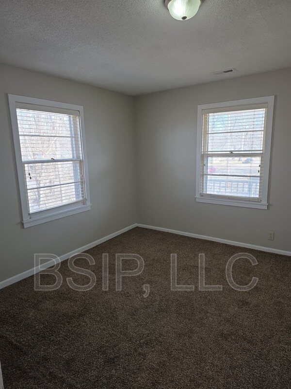 Building Photo - 1141 NE Chester Ave