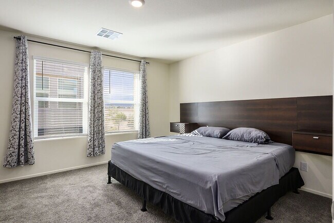 Building Photo - "Charming 3-Bedroom Townhouse with 2.5 Baths in Scenic Las Vegas Locale!"