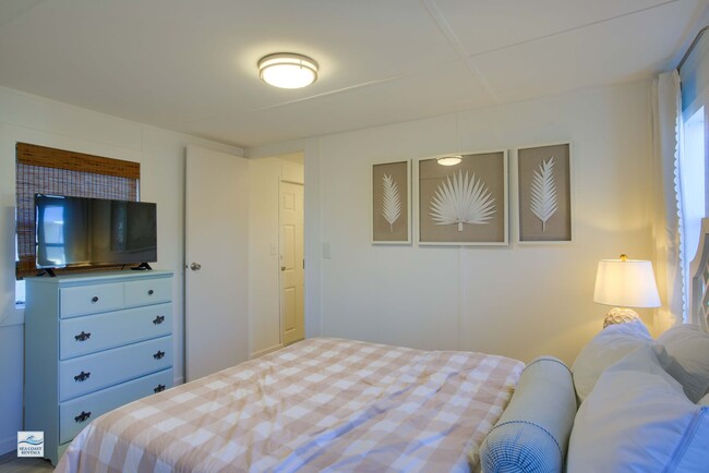 Building Photo - FURNISHED OFF-SEASON SHORT TERM RENTAL (UTILITIES INCLUDED w CAP)