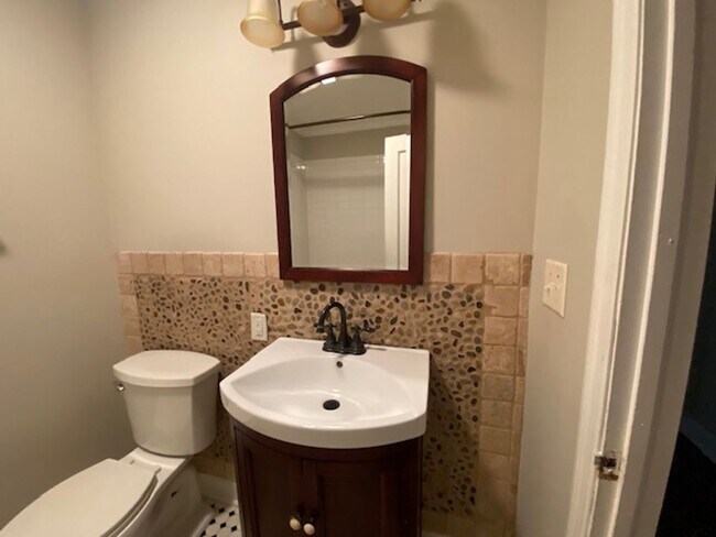 Building Photo - Midway Home Offering lots of space!!