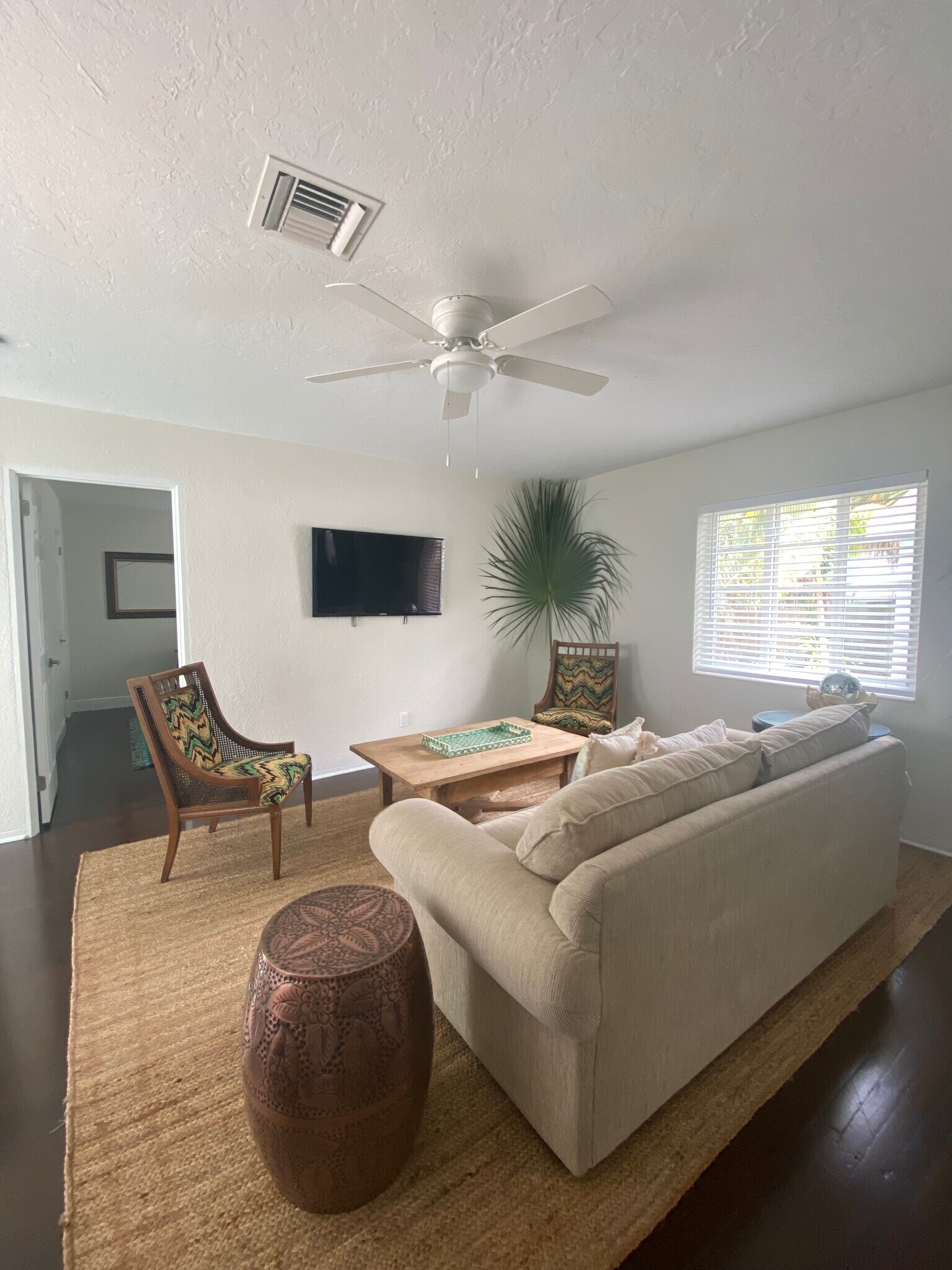 Living Room - 607 N L St