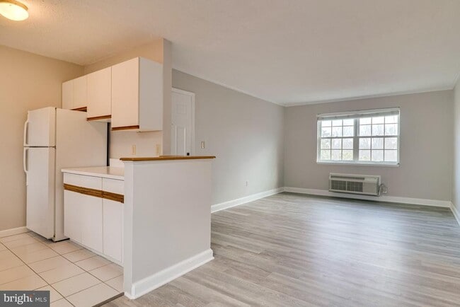 Building Photo - 1708 W Abingdon Dr