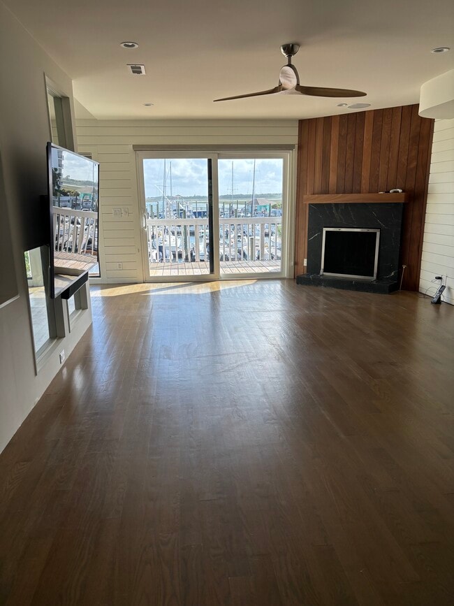 Building Photo - 350 Causeway Dr