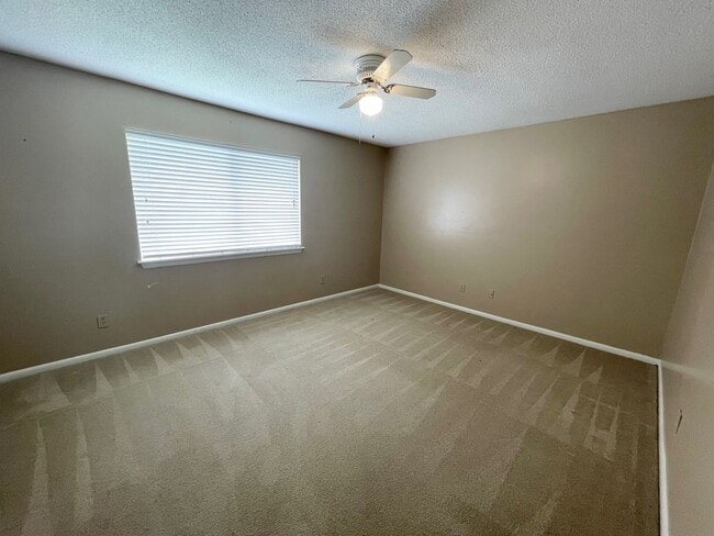 Building Photo - Shandon Gardens Unit #12