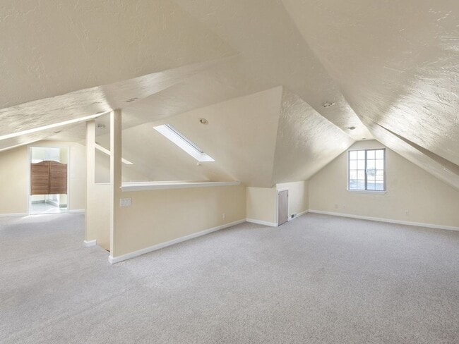 Building Photo - Beautiful Home in Quaint Neighborhood