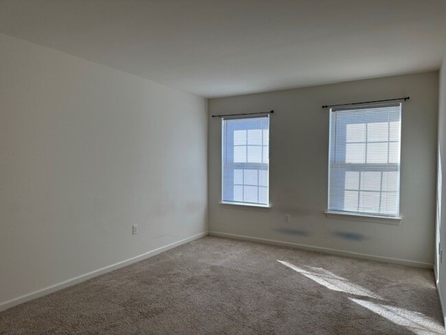 Building Photo - 3 Bedroom 2.5 Bathroom Townhouse in Centra...