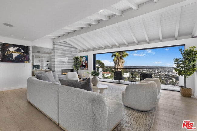 Building Photo - 2260 Maravilla Dr