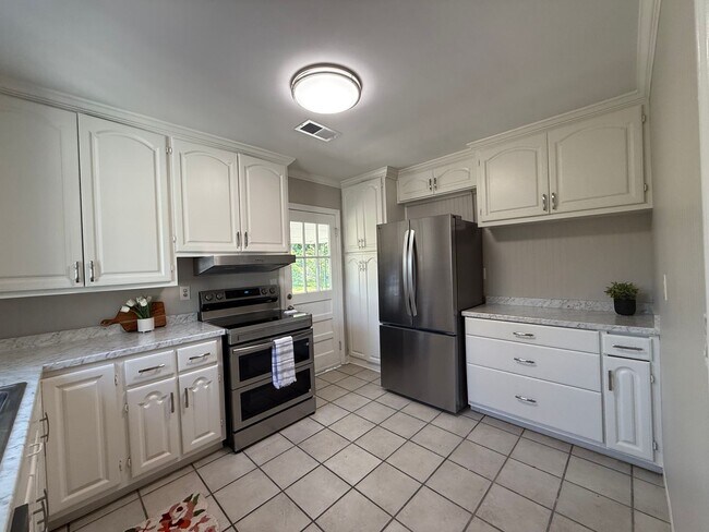 Building Photo - Now Available! Charming 3-Bedroom, 1-Bathroom Home in Decatur, AL