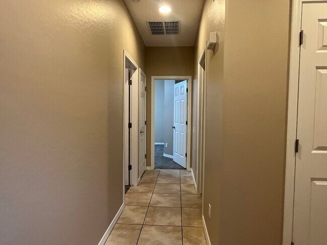 Building Photo - BEAUTIFUL 4 BEDROOM 2 BATHROOM HOME IN PEORIA