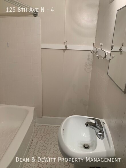 Building Photo - 1 Bed/1 Bath - Unit 4