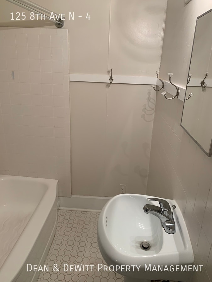 Building Photo - 1 Bed/1 Bath - Unit 4