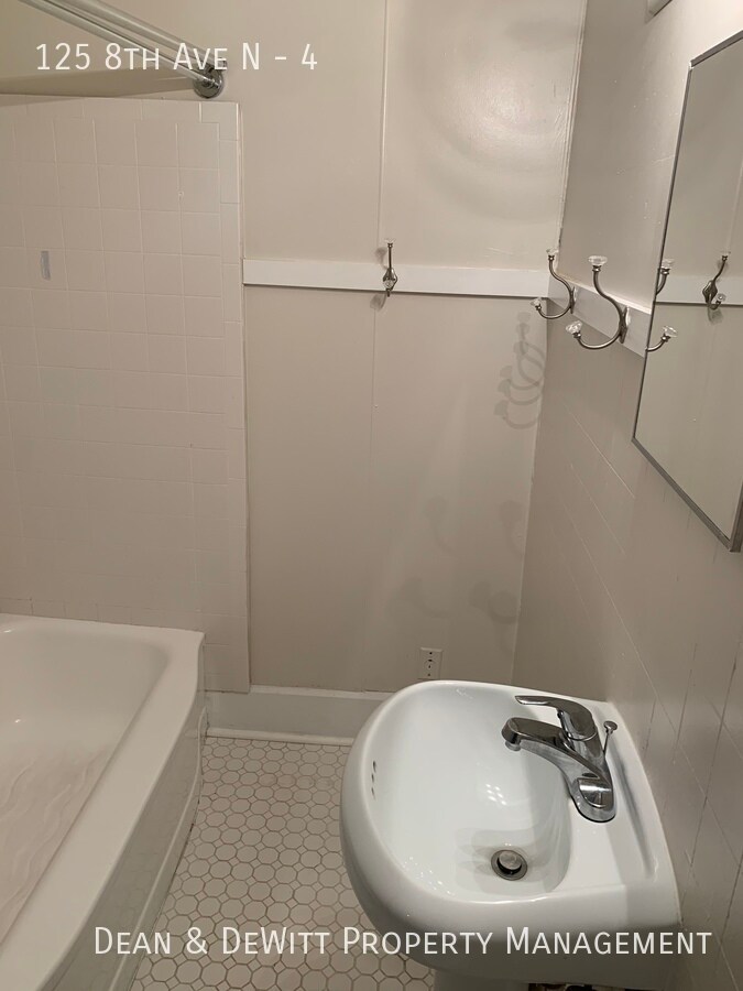 Building Photo - 1 Bed/1 Bath - Unit 4