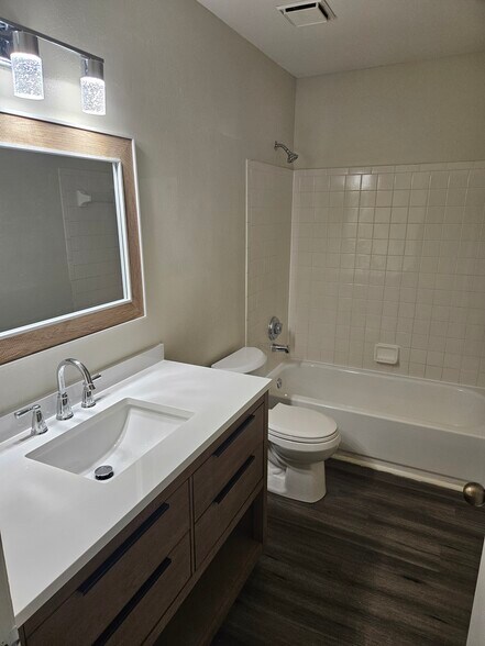 GUEST BATH - 3536 Pinecrest St