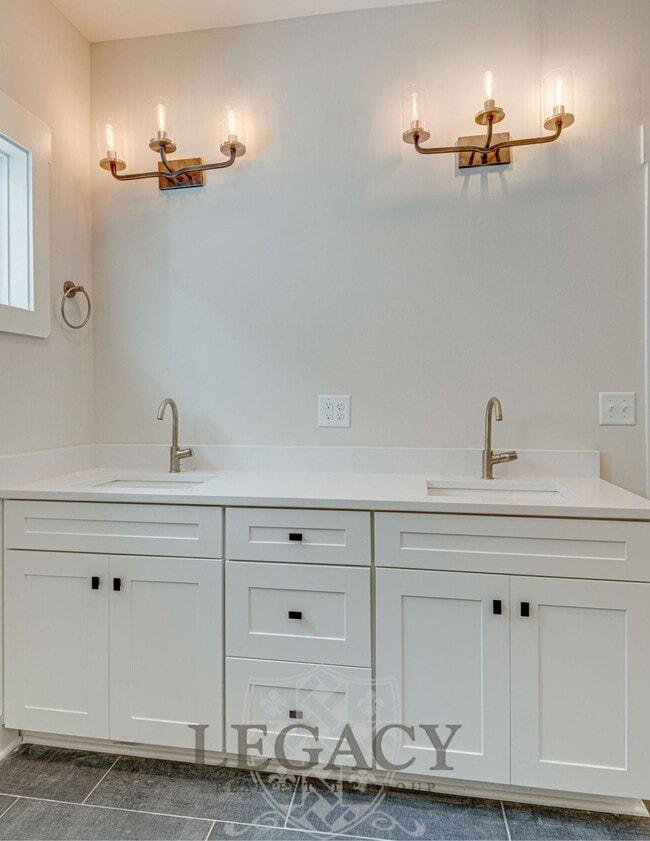 Building Photo - 600 45th Ave N