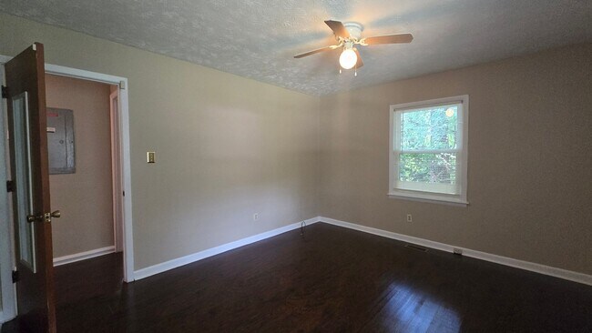 Building Photo - 650 E Raynor Dr