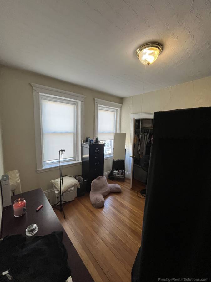 Building Photo - 233 Kelton St
