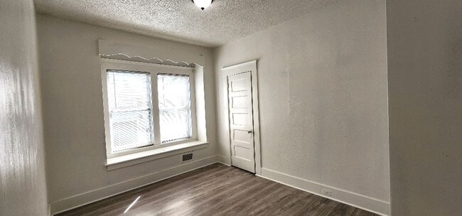 Building Photo - Large Sunny 4 Bedroom 3 Bath Country Style...