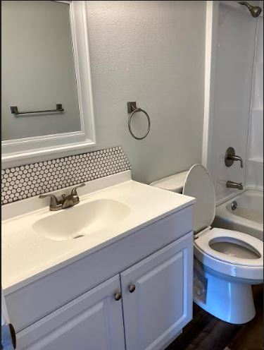 2 identical baths - 2512 E Monument St