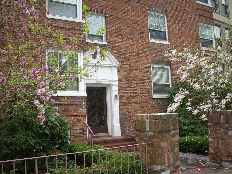 Building Photo - 1559 Beacon St