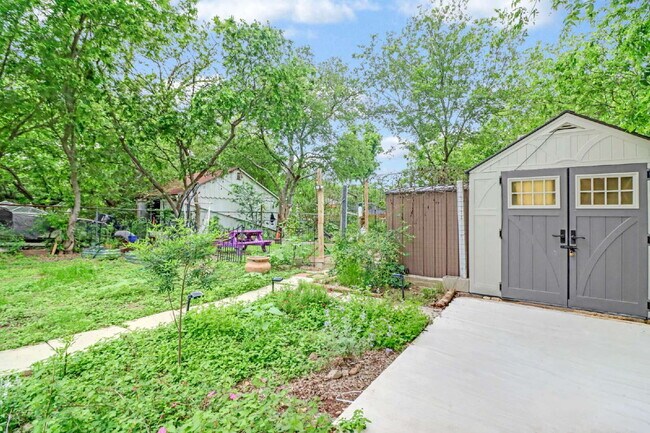 Building Photo - "Charming 3-Bed, 2-Bath Oasis on West Mistletoe Avenue – Spacious 1140 Sq Ft in San Antonio!"
