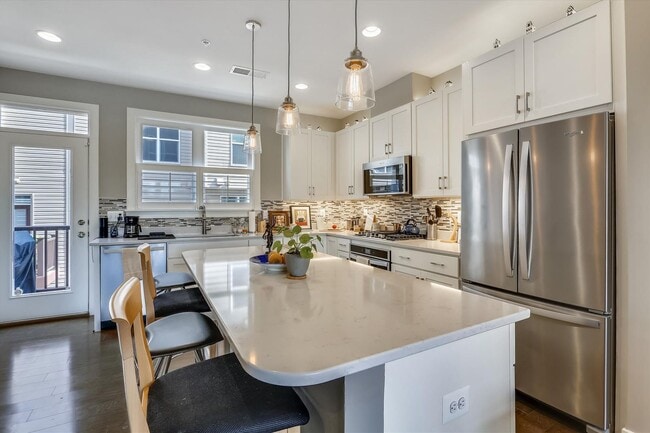 Building Photo - GREAT LOCATION!! Stunning 3BD/3.5BA luxury 4-level townhouse!