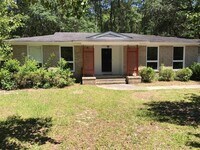 Building Photo - Brick Home Close to SHS