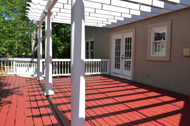 Building Photo - 4130 Knollcrest Cir N