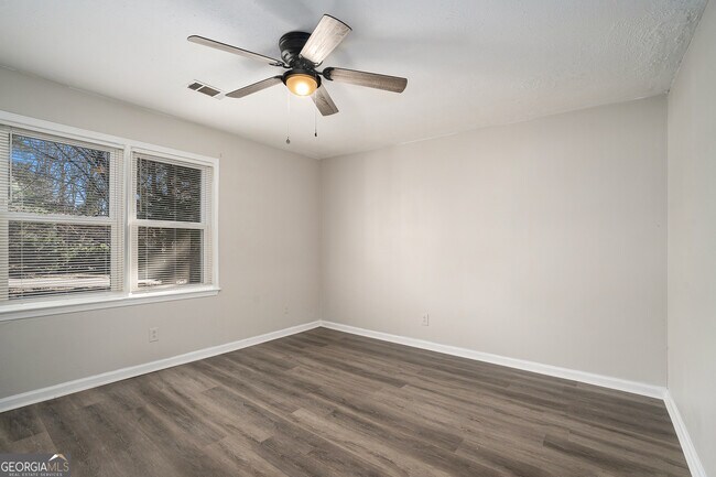 Building Photo - 3027 Spruce Cir