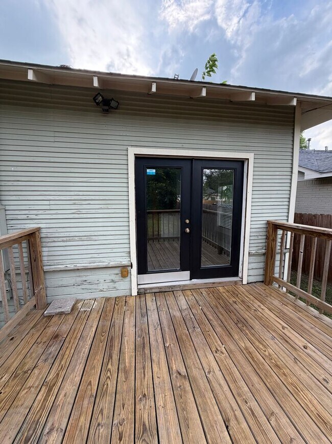 Building Photo - Stylish 2/2 Bungalow with Modern Kitchen & Spacious Backyard