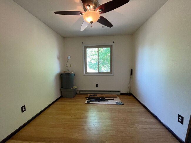 Building Photo - Cozy 4B/2B Unit With Views In East Boulder...
