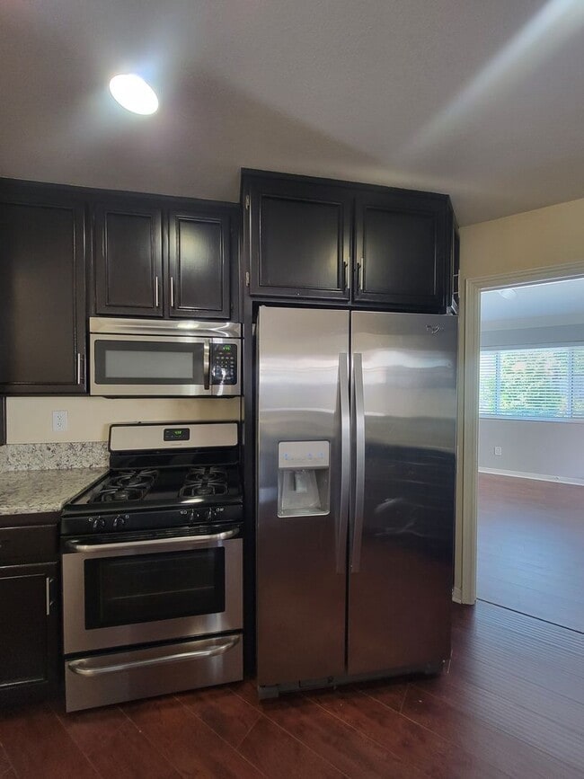 Building Photo - Beautiful 3 Bedroom, 2.5 Bathroom Home wit...
