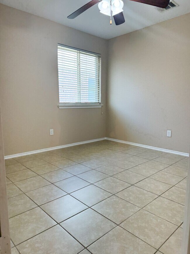 Building Photo - Perfect location! 4/2 home!