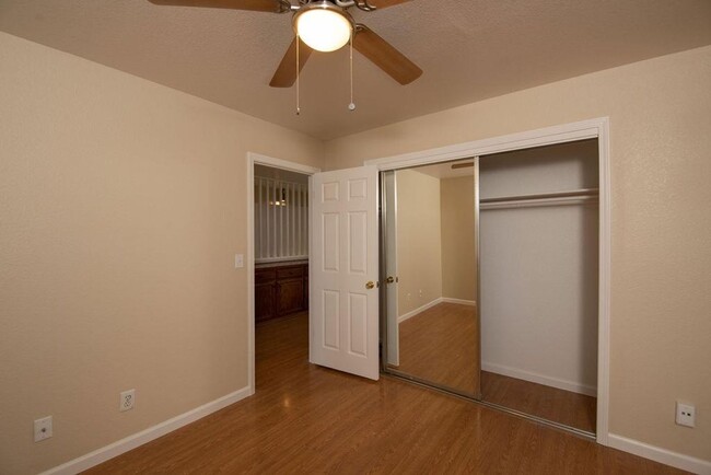 Building Photo - 4 bedroom in NW Modesto near shopping, Kai...