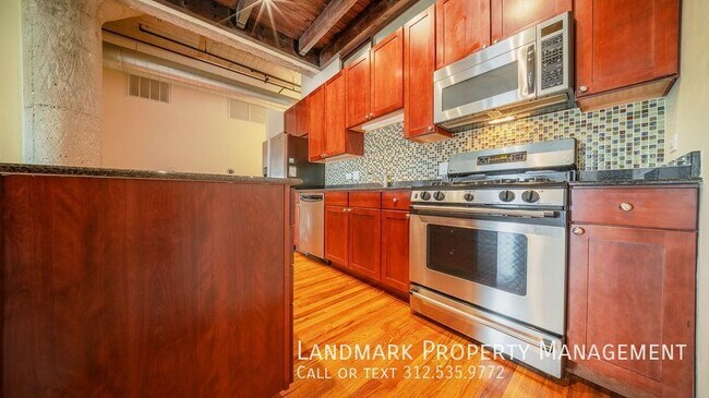 Building Photo - 758 N Larrabee St