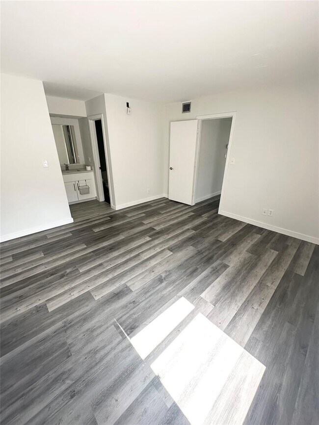 Building Photo - Modern Lakeview Townhouse Near Nova and Br...