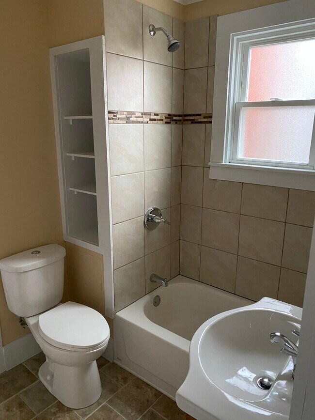 Building Photo - 138 E Kansas Ave Apt. A