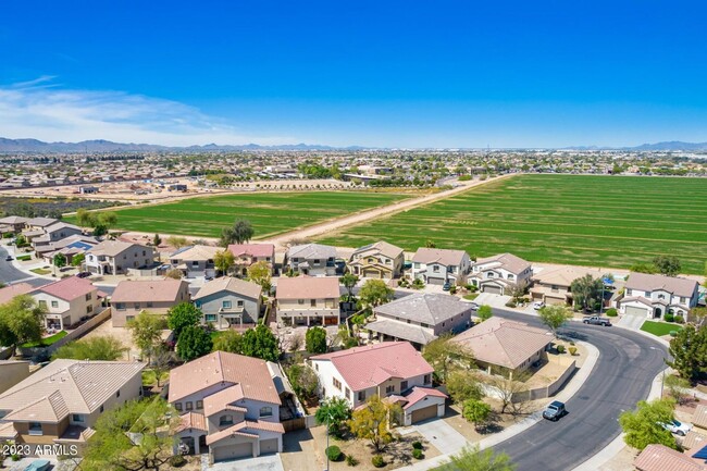 Building Photo - Large 6 Bed 3 Bath 3 Car Garage Home with ...