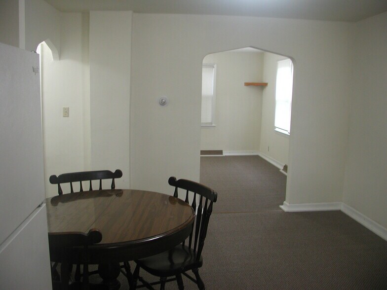 Building Photo - 241 E Ronning Ave