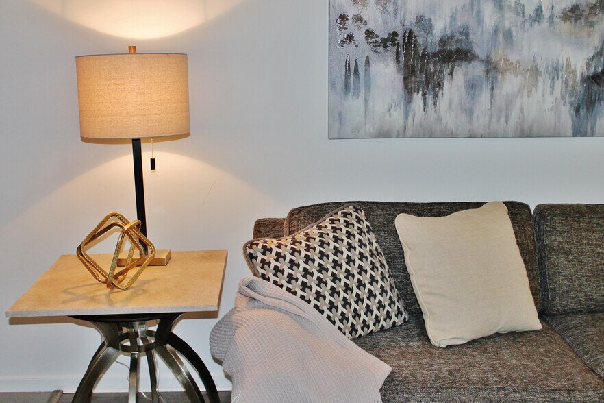 Building Photo - 7805 Renaissance Ct