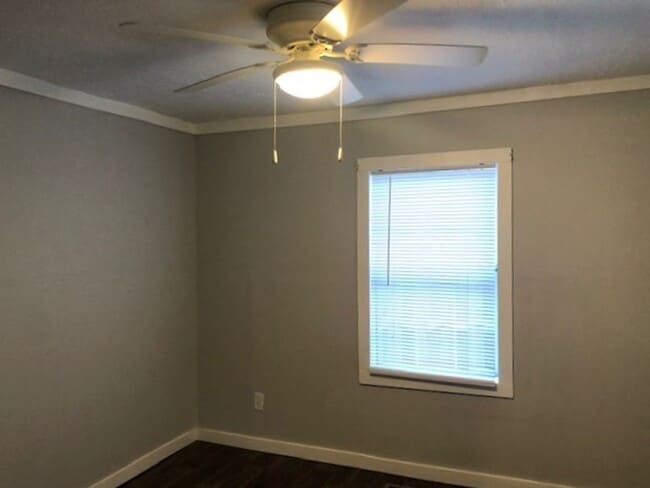 Building Photo - Huge Yard!  Cute and Clean 2 Bedroom Avail...